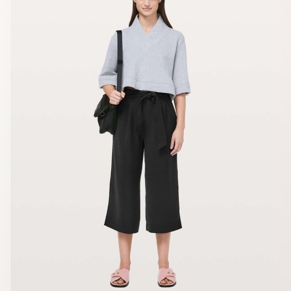 Lululemon Athletica Noir Crop size 4 - Picture 1 of 7